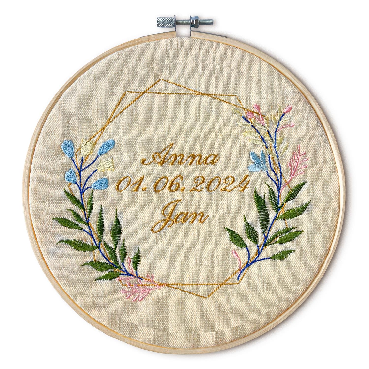 Stickrahmen mit Namen und Datum bestickt - Hochzeit oder Verlobung