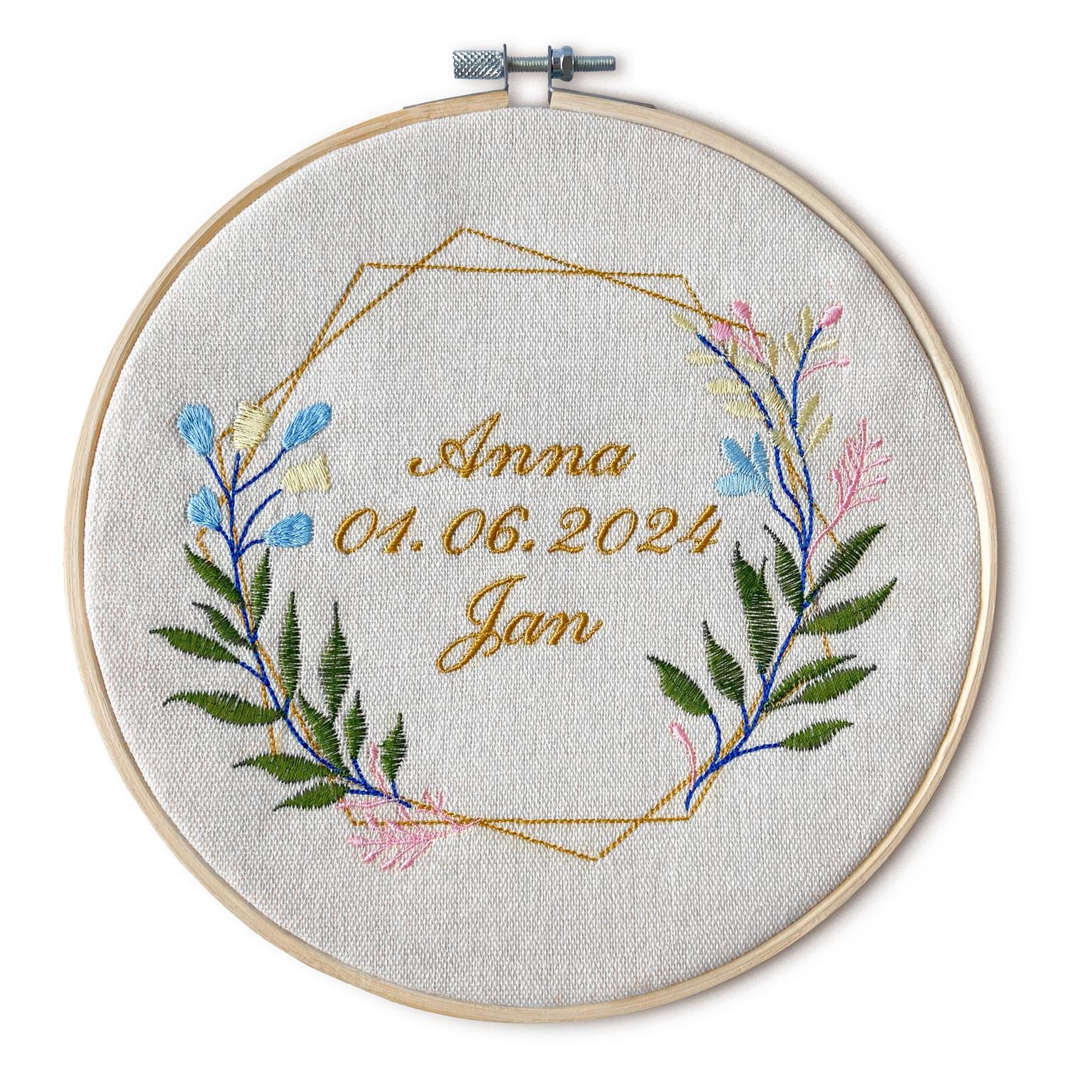 Stickrahmen mit Namen und Datum bestickt - Hochzeit oder Verlobung