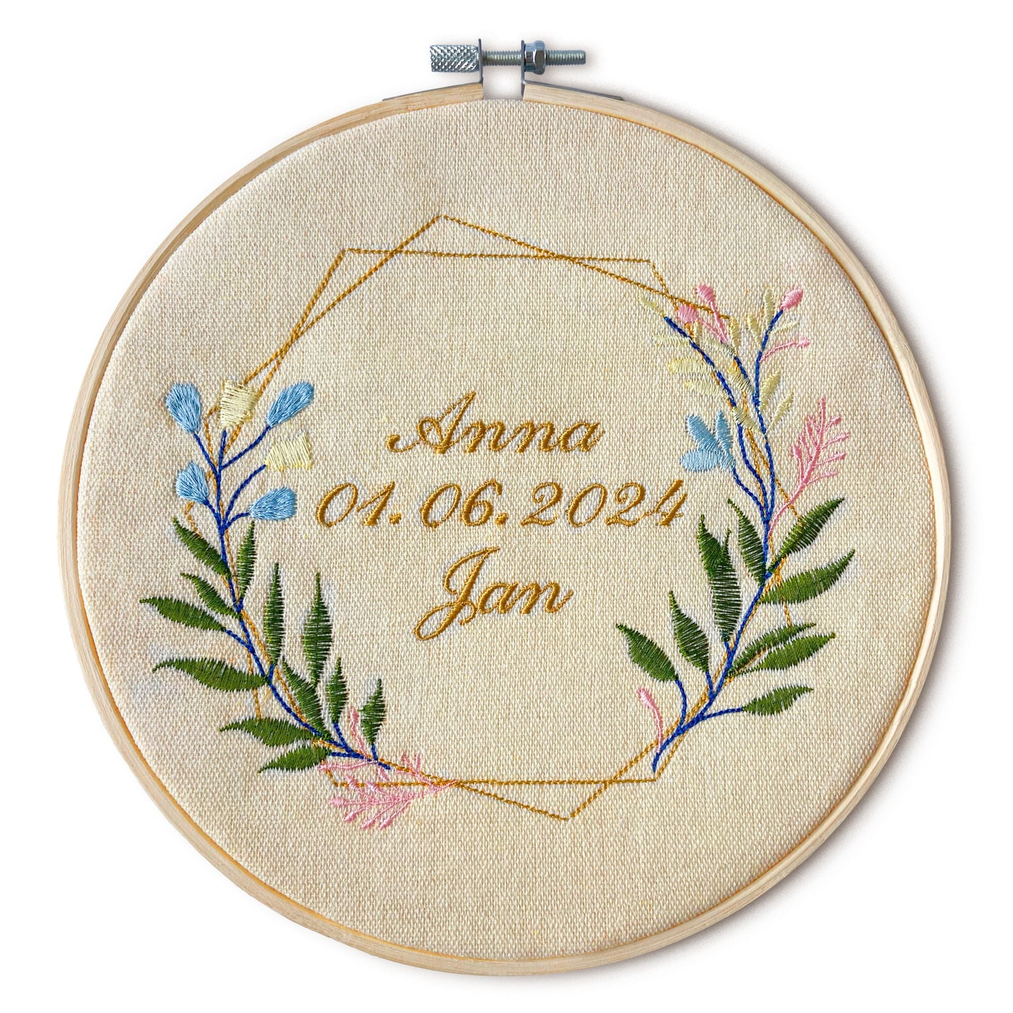 Stickrahmen mit Namen und Datum bestickt - Hochzeit oder Verlobung