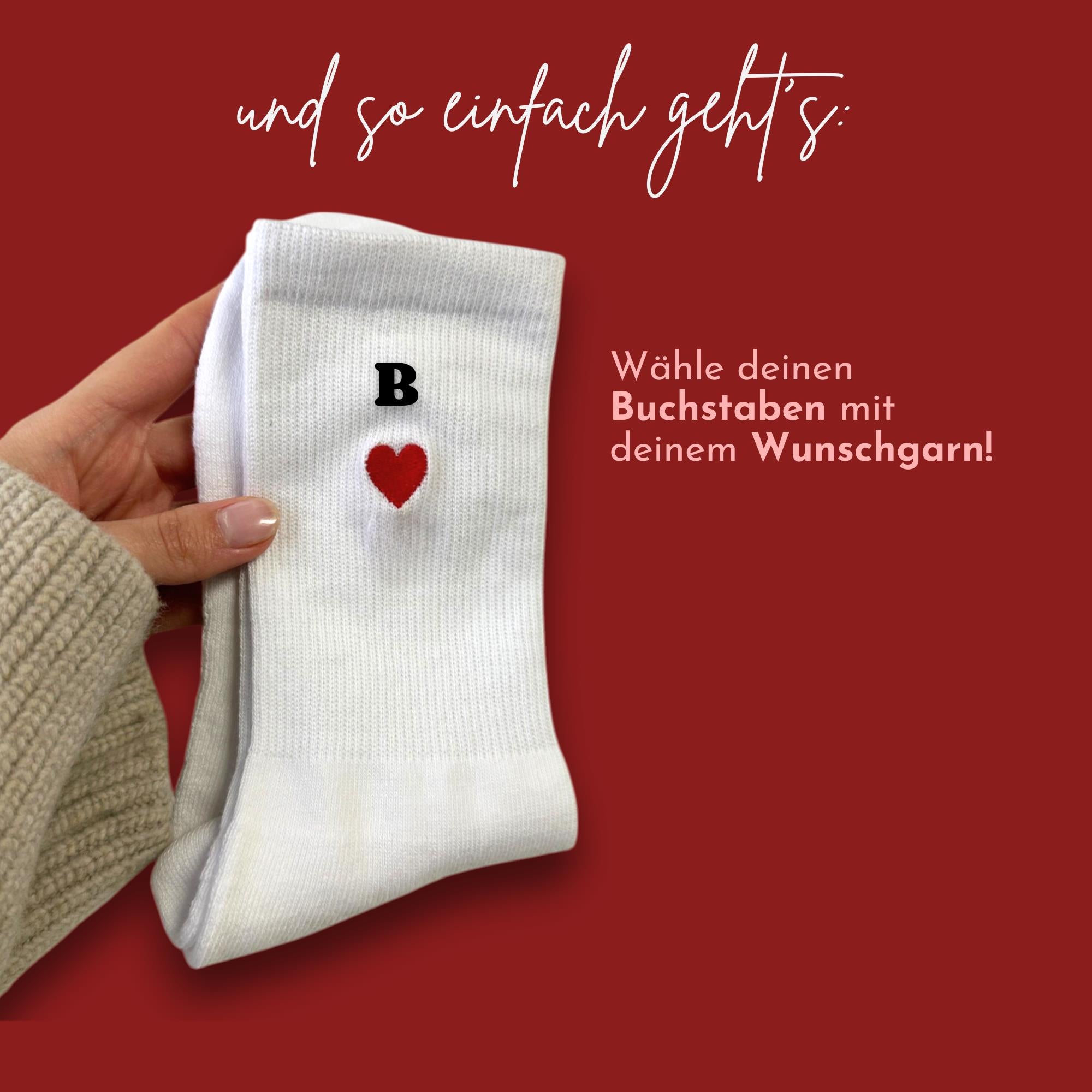 Socken mit Buchstabe und Herzmotiv bestickt - Personalisierte Socken als außergewöhnliche Geschenkidee