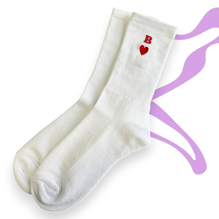 Socken mit Buchstabe und Herzmotiv bestickt